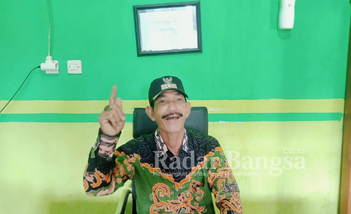 Kepala Desa Rowokangkung, Totok Hariyanto, ketika ditemu di Kantor Desanya, Selasa (3/1/2023). (Dok Foto Riyaman/RadarBangsa.co.id).