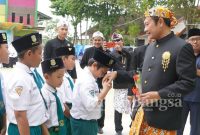  Bupati Lamongan  saat mengapresiasi Siswa  MI YPPI 1945 Babat saat menghadiri upacara peringatan Hari Amal Bhakti Kemenag 2023 di Lapangan MAN 2 Lamongan.Selasa (03/01), (Dok Kmf for RB)