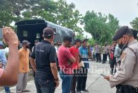 Puluhan warga Putatkumpul saat menggeruduk kantor desa yang dijaga aparat kepolisian dari Polres Lamongan,Selasa  (03/01) (Dok foto Edi RadarBangsa)