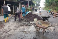 Ketika warga Desa Jambe Kumbu melakukan Penambalan pada jalan poros Kabupaten. (Dok Foto Warga, for Riyaman)