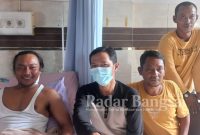 Rekan-rekan media saat menjenguk Ahmad Umar Buwang di RSUD Dr Soegifi Lamongan, Senin (9/1) (Dok Edi/Radarbangsa.co.id)