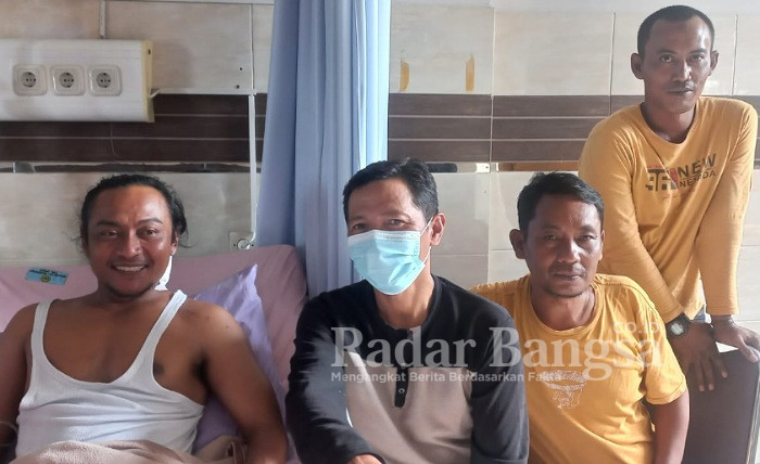 Rekan-rekan media saat menjenguk Ahmad Umar Buwang di RSUD Dr Soegifi Lamongan, Senin (9/1) (Dok Edi/Radarbangsa.co.id)