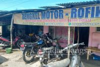 Bengkel motor Rofik, di jalan raya Tekung. (Dok Foto Riyaman/Radarbangsa.co.id)