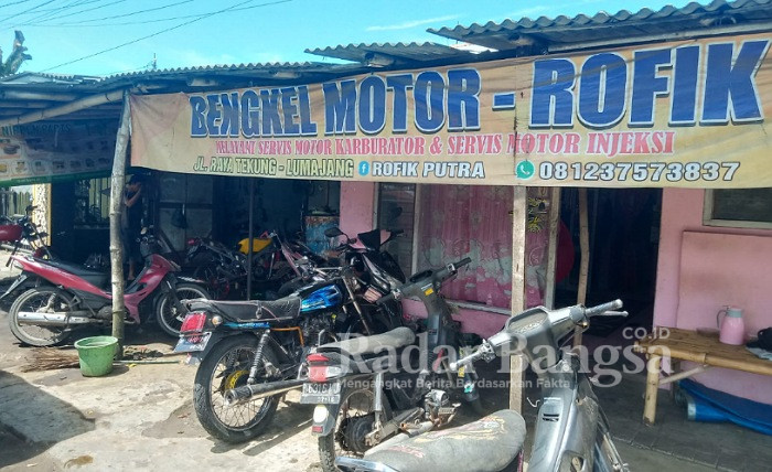 Bengkel motor Rofik, di jalan raya Tekung. (Dok Foto Riyaman/Radarbangsa.co.id)