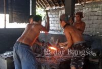 Empat orang pria yang sedang menempa besi panas di Pande Supai, di Dusun Pandean, Desa Jatigono, Kecamatan Kunir. (Dok Riyaman/Radarbangsa.co.id)