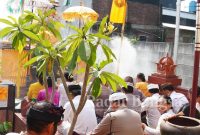Anggota Polresta Sidoarjo yang beragama Hindu sedang melakukan sembayang di pura ,Sabtu (14/1/2023) (Foto : Rino Tutuko )