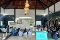 Wasekjen, Dedy Ramanta bersama para Kader Partai NasDem Kabupaten Kediri bertawasul di Makam Gus Miek (foto: CS)