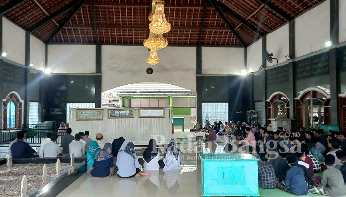 Wasekjen, Dedy Ramanta bersama para Kader Partai NasDem Kabupaten Kediri bertawasul di Makam Gus Miek (foto: CS)