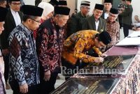Bupati melakukan tanda tangan dalam rangka peresmian AULa LDII ,Minggu (15/1/2023) di Desa Sruni Gedangan .(Foto Rino Tutuko)