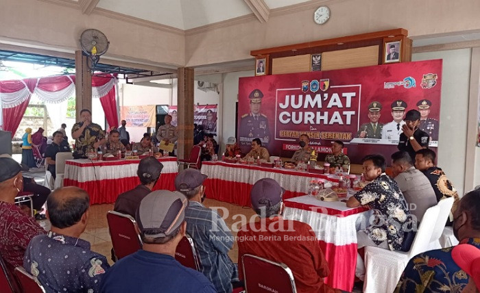 Kegiatan Jumat Curhat Polres Lamongan di Balai Desa Kramat, Kecamatan Lamongan Kota, Jumat (13/1). (Dok Polres Lamongan for RadarBangsa.co.id)