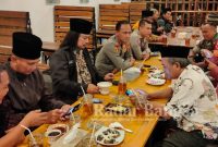 Kapolsek Wonoayu melakukan kopi bareng dengan para toko masyarakat .senin (16/1/2023)di Kedai kopi sport wonoayu. (Foto : Rino Tutuko)