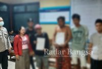 2 pemuda yang diamankan karena mabuk mabukan, Inisial 'A' (25) dan 'D' (23). Saat dibuatkan surat pernyataan di Polsek Tekung. (Dok Humas Polres Lumajang, for Riyaman )