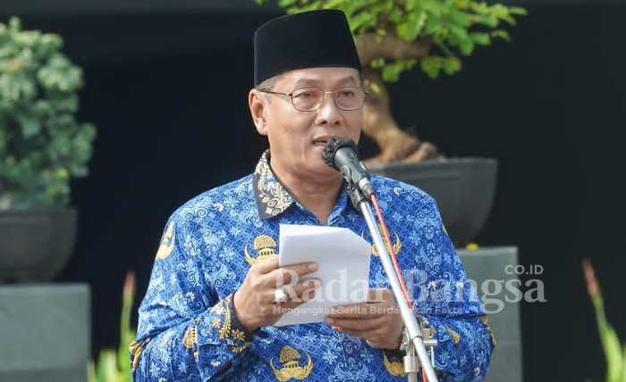 Wakil Bupati Lamongan Abdul Rouf saat memimpin apel Korpri pertama di tahun 2023, Selasa (17/1) di halaman Pemkab Lamongan. (Istimewa for RadarBangsa.co.id)