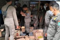 Berbagai merk minuman saat diamankan Satpol PP Lamongan, Selasa (17/01) (Dok Satpol PP Lamongan for RadarBangsa.co.id)