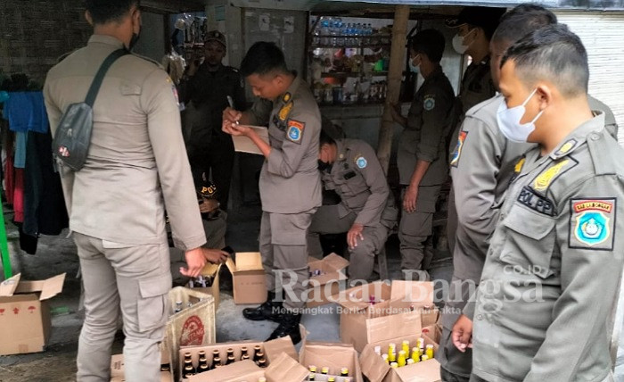 Berbagai merk minuman saat diamankan Satpol PP Lamongan, Selasa (17/01) (Dok Satpol PP Lamongan for RadarBangsa.co.id)