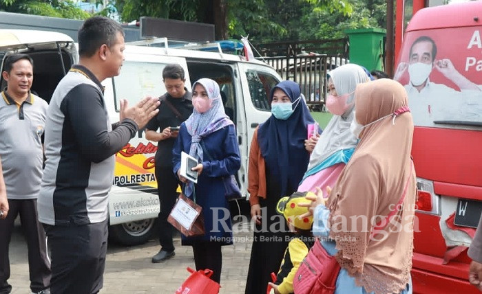 Kapolresta sidoarjo melakukan bakti kesehatan di pasar sukodono .Jum at (20/1/2023) (Foto ; Rino Tutuko)