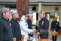 Bupati  melantik 60 pejabat pimpinan tinggi pratama, administrator, dan pengawas, di Pendopo Lokatantra. Jumat (20/01) (Dok For RB)