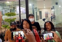 Wartawan yang menjadi korban premanisme seusai membuat laporan polisi di SPKT Polrestabes Surabaya, Jumat (20/1/2023) malam (Foto : for RadarBangsa.co.id)