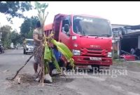 Jalan Nasional di Desa Tempeh tengah ditumbuhi pohon pisang, Minggu (22/1/2023). (Dok Riyaman/RB)