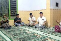 Ustadz Mohamad Slamet saat memimpin do'a pada acara penyerahan bantuan renovasi Mushola Badris Salam dari Pak Lutfi (foto: Zainal)