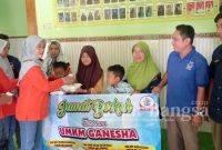 Kegiatan Jum'at Berkah UMKM Ganesha bersama Kader NasDem di Panti Asuhan Darul Aitam Plosoklaten (foto: Rurin)