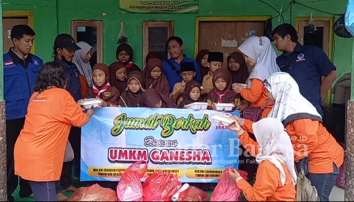 Kegiatan Jum'at Berkah di Pengasuh Ponpes Hidayatul Mubtadi-ien dan Panti Asuhan Anak Yatim Al Fajriyah Desa Kunjang (foto: Rurin)