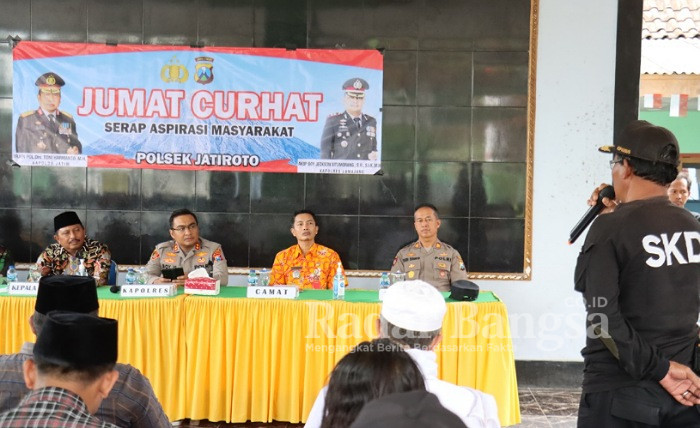 Kapolres Lumajang, AKBP. Boy Jeckson S, S.H., S.I.K., M.H, saat menemui masyarakat di kegiatan Jum'at Curhat, di Balai Desa Kaliboto Lor, Kecamatan Jatiroto, Kabupaten Lumajang, Jawa Timur, Jum'at (27/1/2023).(Dok Humas Polres Lumajang, for Riyaman)