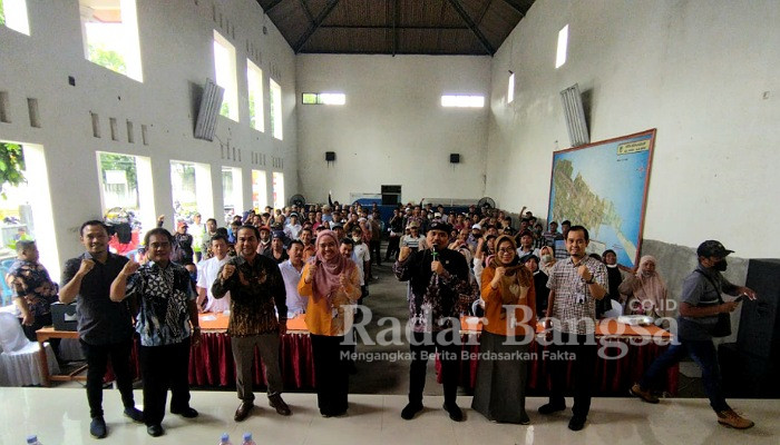 Kegiatan Sosialisasi Program JKN BPJS Kesehatan di Balai Desa Gayam (foto: Rurin)