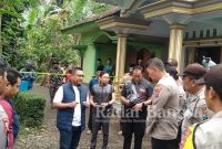 Kapolres Lumajang, AKBP. Boy Jeckson S., S.H., S.I.K., M.H, ketika terjun langsung di peristiwa terjadinya kasus saling bacok, di Desa Tegalrandu, Kecamatan Klakah, Sabtu (28/1). (Dok Humas Polres Lumajang, for Riyaman)