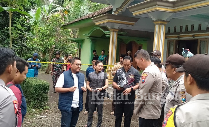 Kapolres Lumajang, AKBP. Boy Jeckson S., S.H., S.I.K., M.H, ketika terjun langsung di peristiwa terjadinya kasus saling bacok, di Desa Tegalrandu, Kecamatan Klakah, Sabtu (28/1). (Dok Humas Polres Lumajang, for Riyaman)