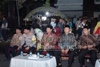 (Dua dari kanan) Bupati Lamongan Yuhronur Efendi saat menghadiri kegiatan gebyar sholawat  pergantian tahun  di masjid agung (31/12) ( Dok for RB)