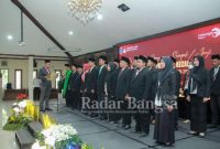 Ketua KPU Kabupaten Lamongan Mahrus Ali  melantik 135 panitia pemilihan kecamatan (PPK), di Pendopo Lokatantra Lamongan. Rabu (4/1) (Dok Kmf Lmg for RadarBangsa.co.id)