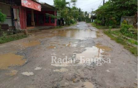 Kondisi terkini akses jalan dari Pekon Bulukarto menuju Parerejo hancur, Senin 16/01/2023.(dok.Darmawan)