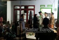 Pak Lutfi berdialog bersama warga seusai penyerahan bantuan Pokir secara simbolis untuk renovasi Mushola Al Aqiyak  (foto: Rurin)