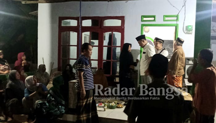 Pak Lutfi berdialog bersama warga seusai penyerahan bantuan Pokir secara simbolis untuk renovasi Mushola Al Aqiyak  (foto: Rurin)