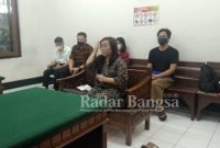 Sbya: Terdakwa Ani Liem sewaktu duduk di kursi pesakitan PN Surabaya karena didakwa melakukan tindak pidana penggelapan uang sebesar Rp. 1,5 miliar milik Susanto, salah seorang nasabah PT. BPR SUB (Dok/IST/RB)