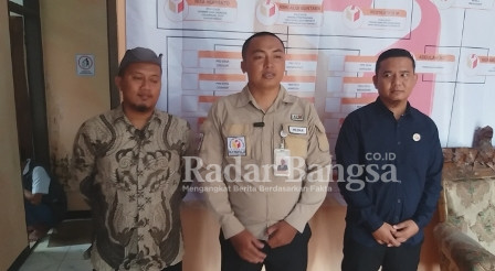 Anggota pleno panwaslu Cidaun dan sekretariat panwaslu (Dok foto AE/RB)