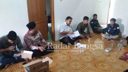 Akbar Nursyamsi Iskandar. S. Kom Anggota PPK Sindangbarang, Ketua Devisi Hukum dan Pengawasan sedang menerangkan aturan yang diberlakukan dalam tes wawancara PPS dan sistem penilaiannya. (Dok poto RadarBangsa.co.id/AE Nasution)