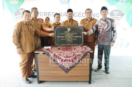 (tengah) Bupati Gresik Fandi Akhmad Yani, (Dok Istimewa for RadarBangsa.co.id)