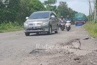 Jalan Lintas Timur (JLT) Kabupaten Lumajang sliding dan banyak lubang dan gundukan yang membahayakan pengguna jalan. (Dok Foto : Riyaman/Radarbangsa co.id)