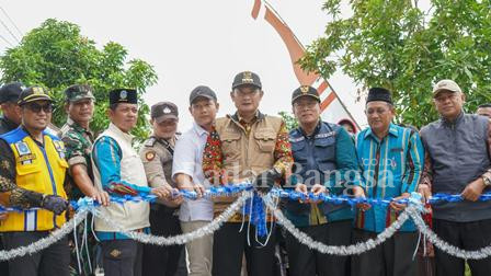 Bupati Lamongan Yuhronur Efendi beserta Kepala OPD Lamongan melakukan peninjauan di 3 Kecamatan, diantaranya Kecamatan Turi, Kecamatan Kalitengah, dan Kecamatan Karanggeneng. (25/01) ( Dok for RadarBangsa)