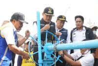 Bupati dan Wabup Lamongan saat  meninjau Saloka yang merupakan inovasi dari Dinas PU Sumber Daya Air Lamongan di Desa Kalikonang Kecamatan Babat. Rabu (11/01) (Istimewa for RadarBangsa.co.id)