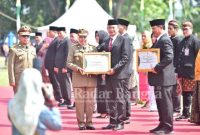 Gubernur Jawa Timur memberikan 3 penghargaan kepada Bupati Lamongan Yuhronur Efendi, saat upacara peringatan bulan K3 Nasional di Lapangan Prapat Kurung Surabaya, Kamis (12/1). (Dok Kmf fOr RadarBangsa.co.id)