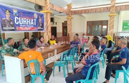 Polsek Deket menggelar kegiatan Jumat Curhat di Balai Desa Pandanpancur, Kecamatan Deket, Jumat, (13/03). (Dok foto for RadarBangsa.co.id)
