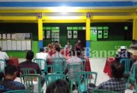 Pemuda dan Masyarakat Desa yang tergabung dalam Aliansi Masyarakat Peduli Desa Sukoanyar saat datangi kantor desa. (Dok foto Edi)