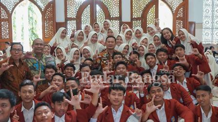 Bupati Lamongan Yuhronur Efendi pada acara SMASA EXCAMP 2023, di SMAN 1 Lamongan, Kamis (19/1). (Dok KMF for RB)