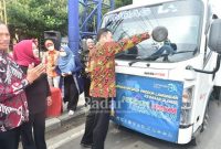 Bupati Lamongan Yuhronur Efendi melepas ekspor dari 5 perusahaan industri di Lamongan ke pasar global , di Depan Kantor Dinas Perindustrian dan Perdagangan Kabupaten Lamongan, Kamis (26/1). (Dok for RadarBangsa.co.id)