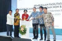 Pengelolaan fasilitas limbah B3 dan non B3 terintegrasi secara resmi dilaunching oleh Dirjen Pengelolaan Limbah, Sampah, dan Bahan Beracun Berbahaya (PSLB3) Kementerian Lingkungan Hidup, Rosa Vivien Ratnawati bersama Bupati Lamongan Yuhronur Efendi, Jum'at (27/1). (Dok Pemkab for RadarBangsa.co.id)