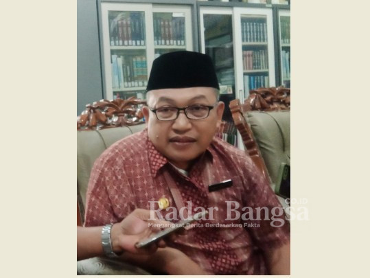 Kepala sekolah SMP Negeri 3 Lumajang, Muhammad Suhudi MPd, ketika ditemui di ruangan kerjanya, Selasa (24/1). (Dok Riyaman/Radarbangsa.co.id)