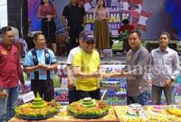 Ketua Umum Narayana FC, Nurhadi (kanan) menerima potongan tumpeng dari Camat  Kembangbahu Sutikno,S,Pd.MM saat perayaan HUT ke-21. (Dok Istimewa for RadarBangsa.co.id)
